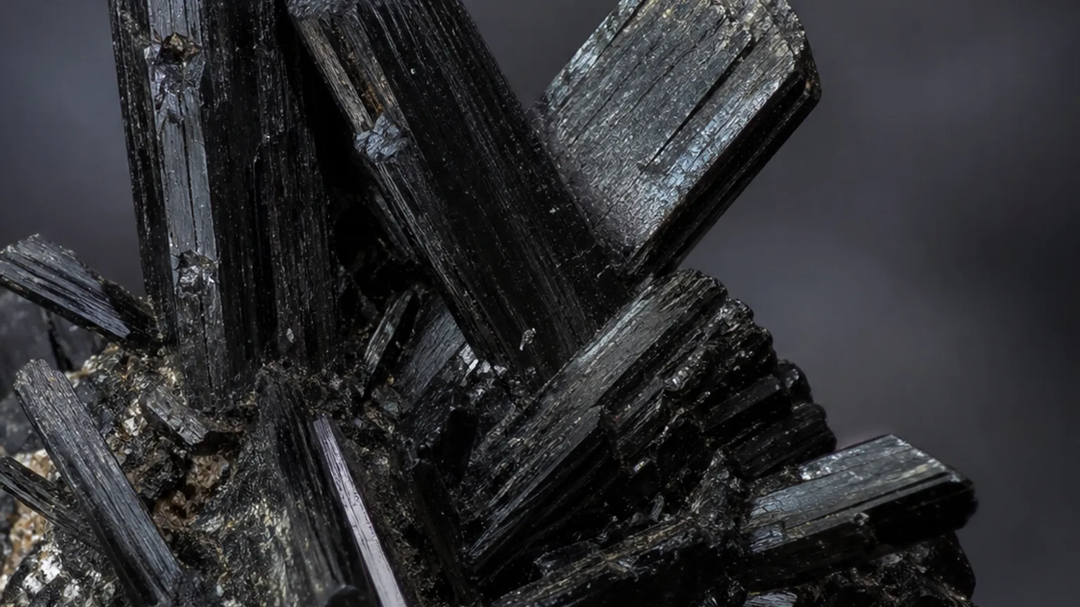 Babingtonite meaning guide with black iron silicate