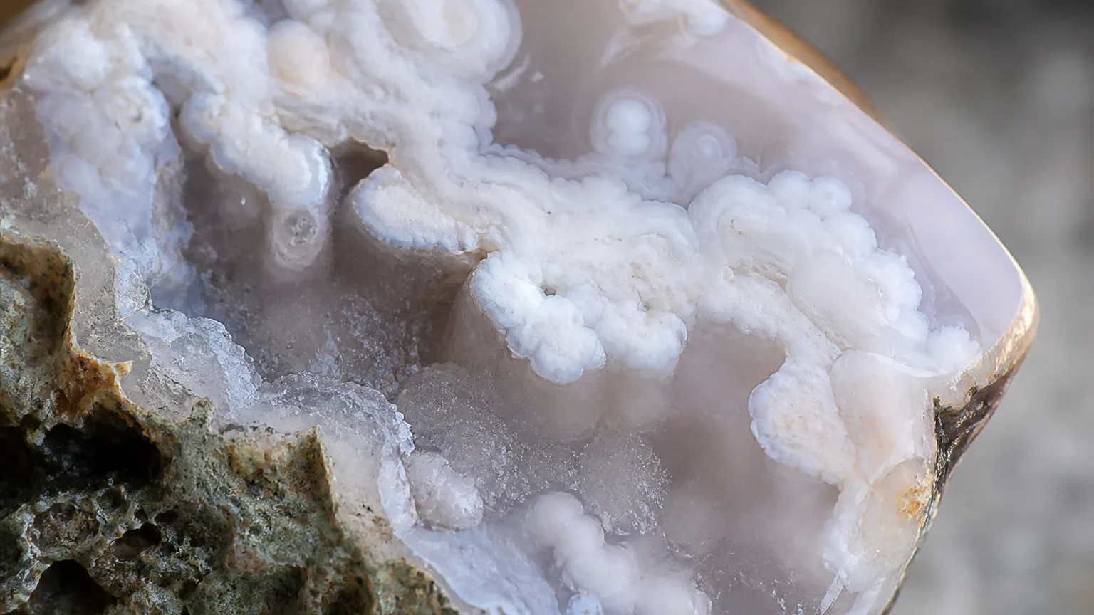 Cloud Agate Meaning: Healing Properties & Uses 2 Cloud agate milky white cloudy pattern close-up for crystal properties