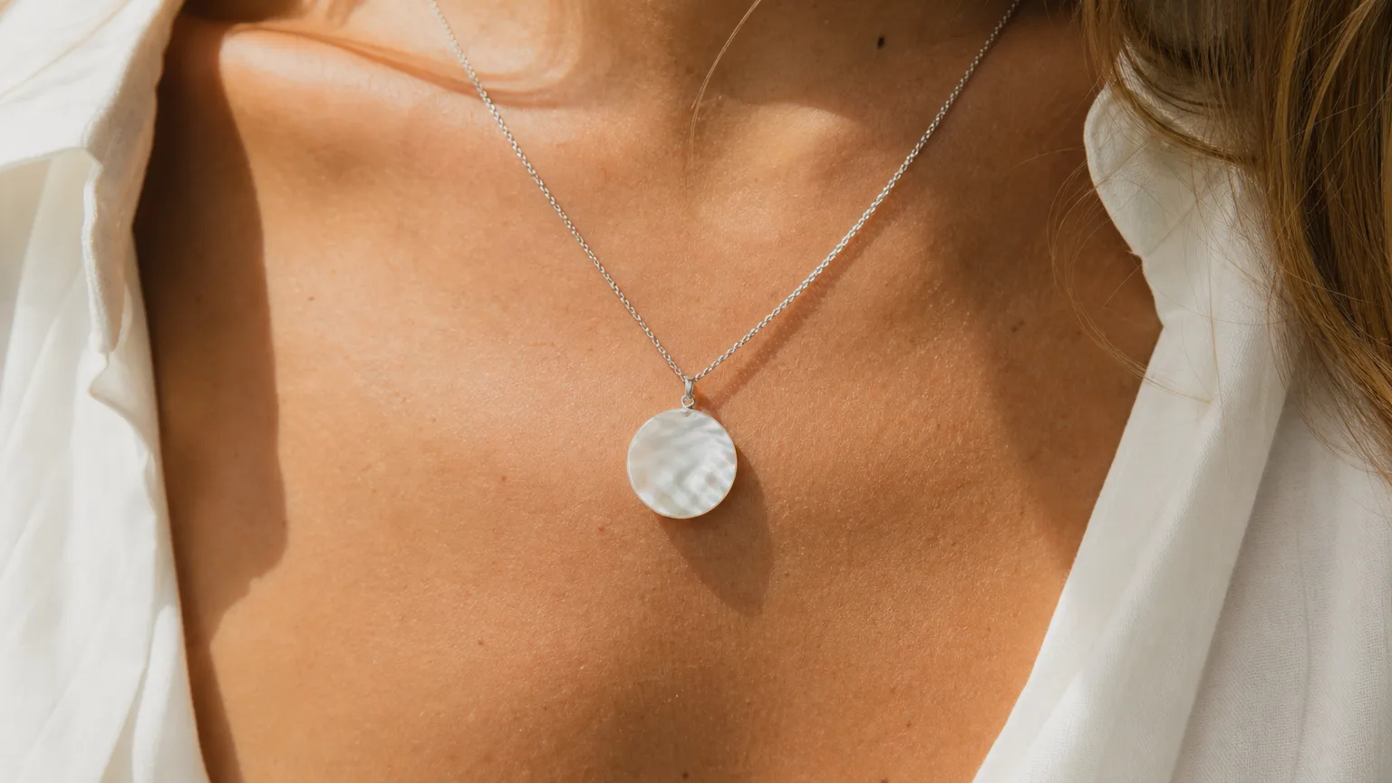 Nacre pendant form example for daily wear